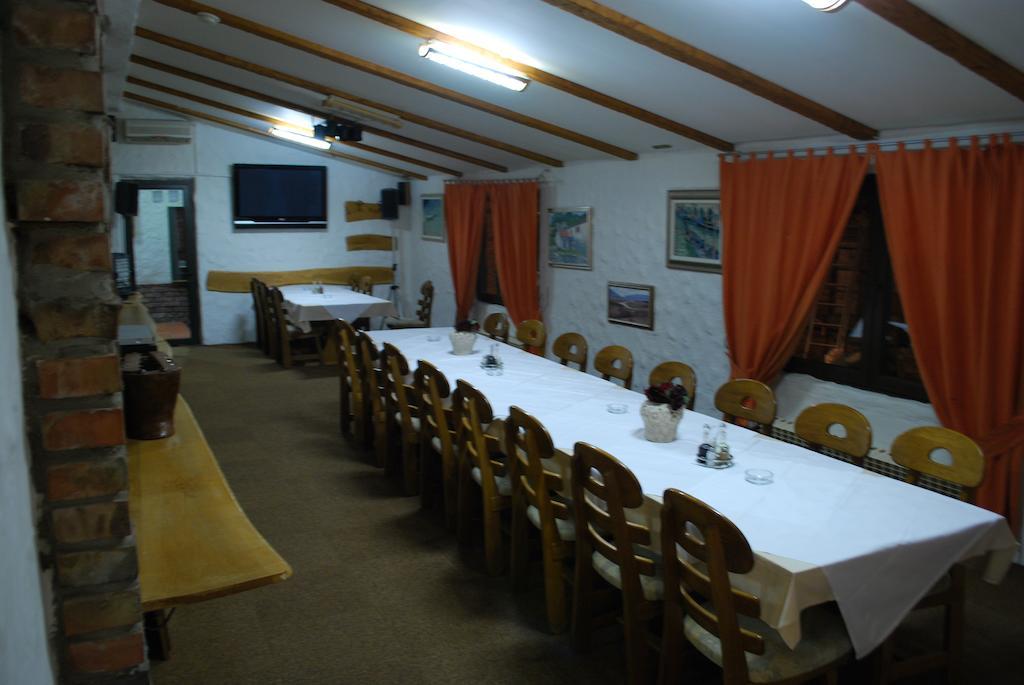 Motel Kiwi Grude 外观 照片